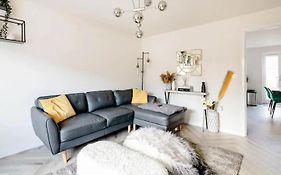 Stunning Private Room In A Home - Bathroom & Parking!